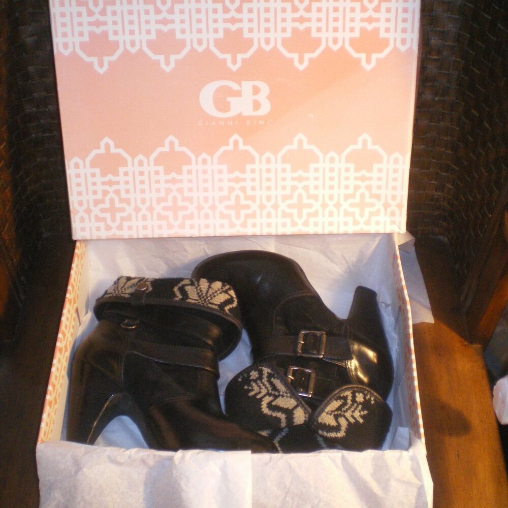 Beautiful Gianni Bini Black Leather Ankle Boots w/Sweater Knit Trim Sz 8.5 In Bx